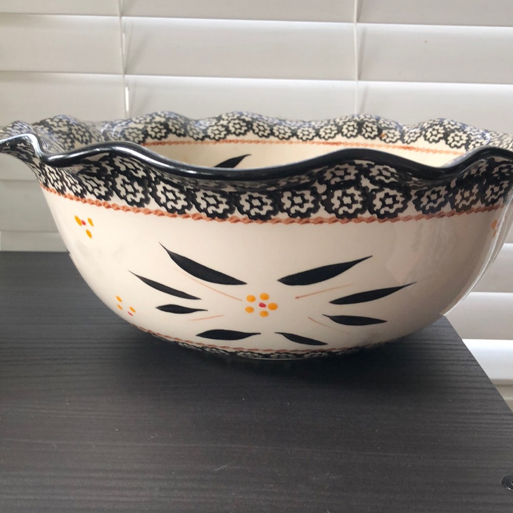 Like NEW TEMPTATIONS!! Set of 2 serving bowls with scalloped edge. 3.5qt & 1.5qt